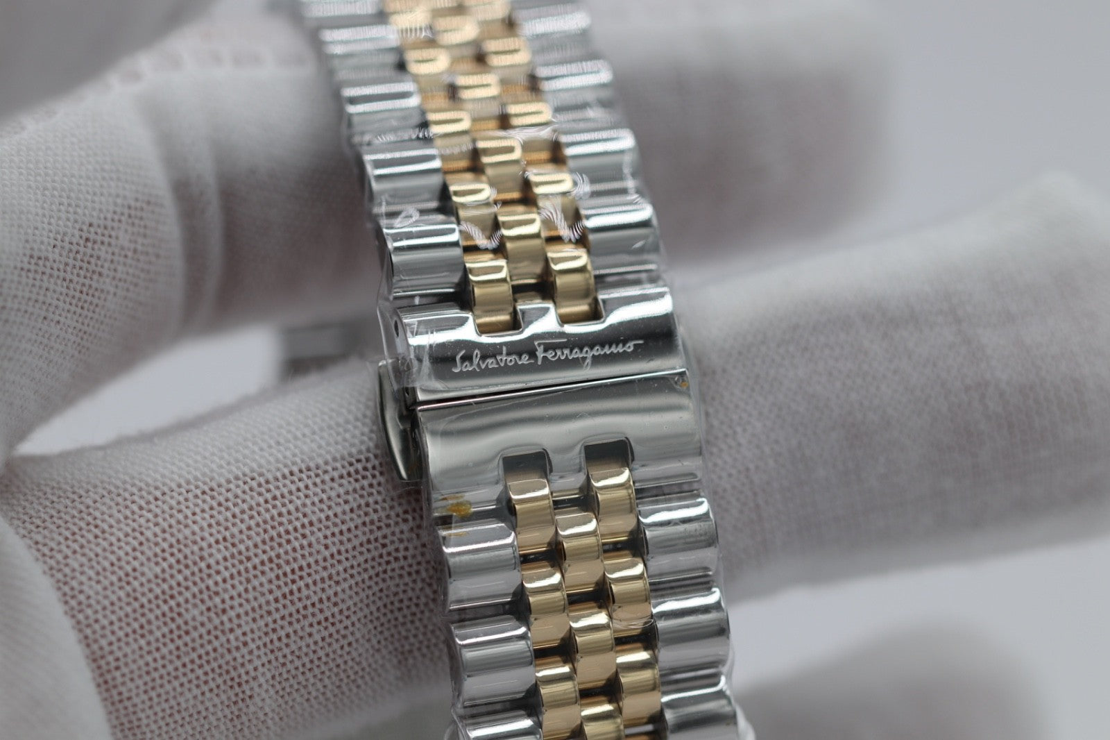 Salvatore Ferragamo Ora SFUW00422 Silver Women's Watch New + Box & Paper's