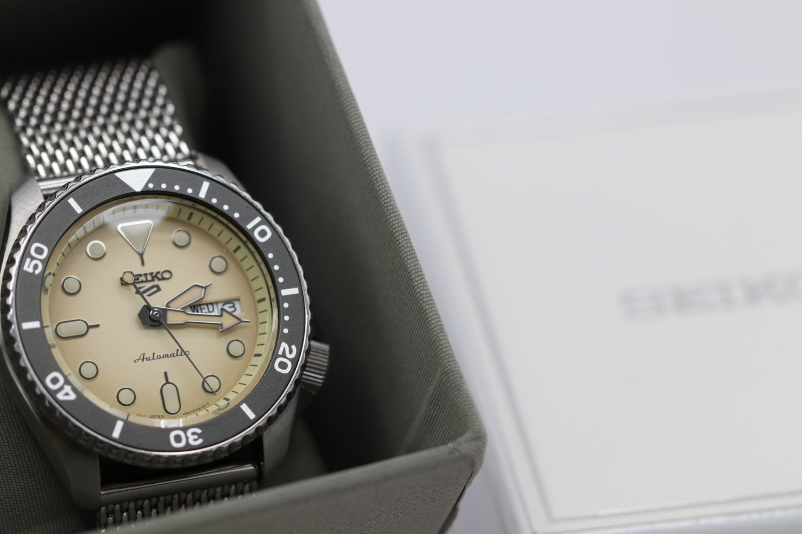 Seiko 5 Sports Men's Watch SRPD67 Automatic Cream Dial Day Date Steel 42mm